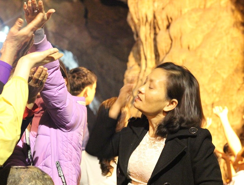 Đua nhau ngửa cổ, giơ tay hứng ‘nước thánh’ chùa Hương